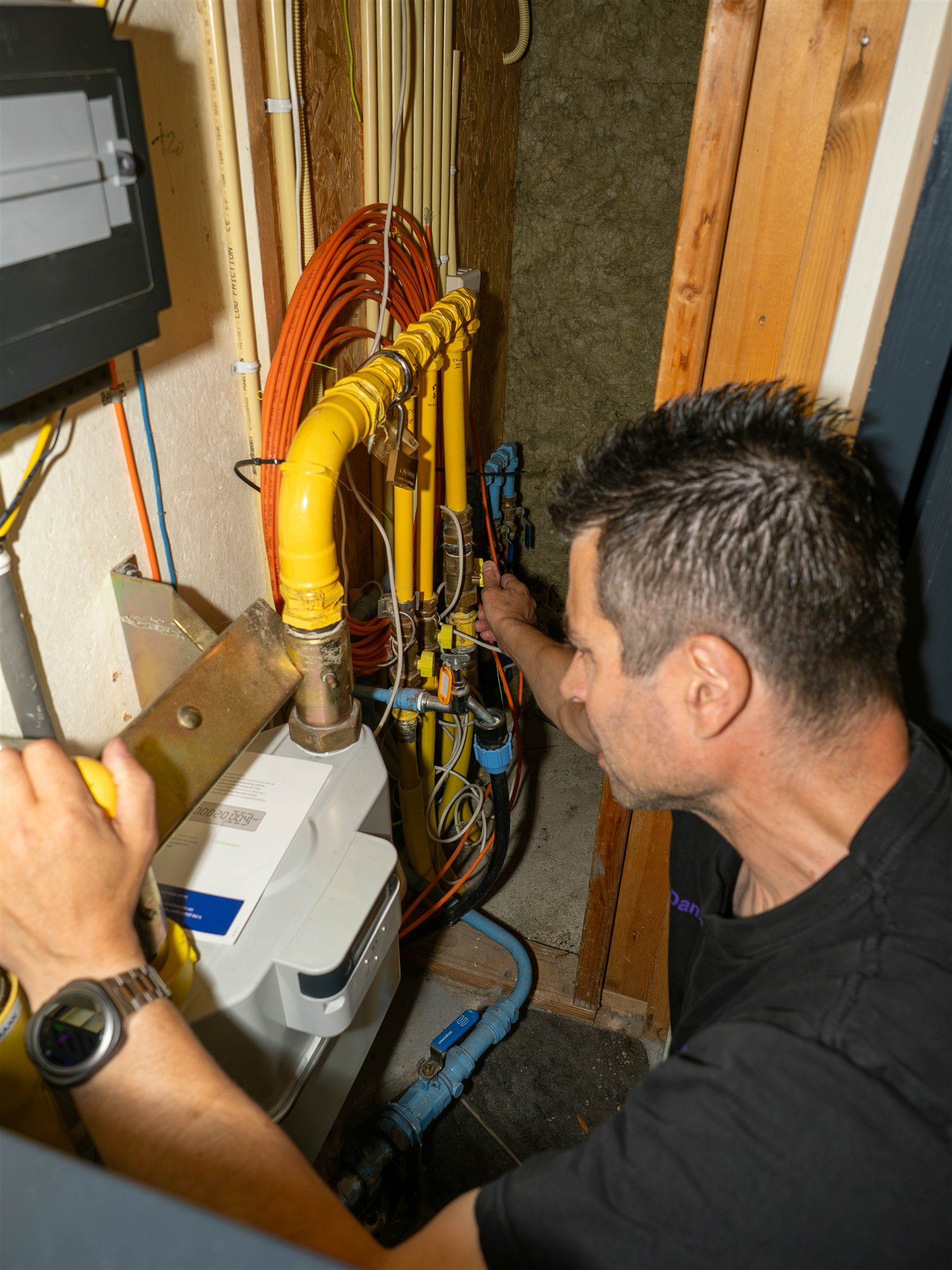 Dani&euml;l werkt aan een gasinstallatie