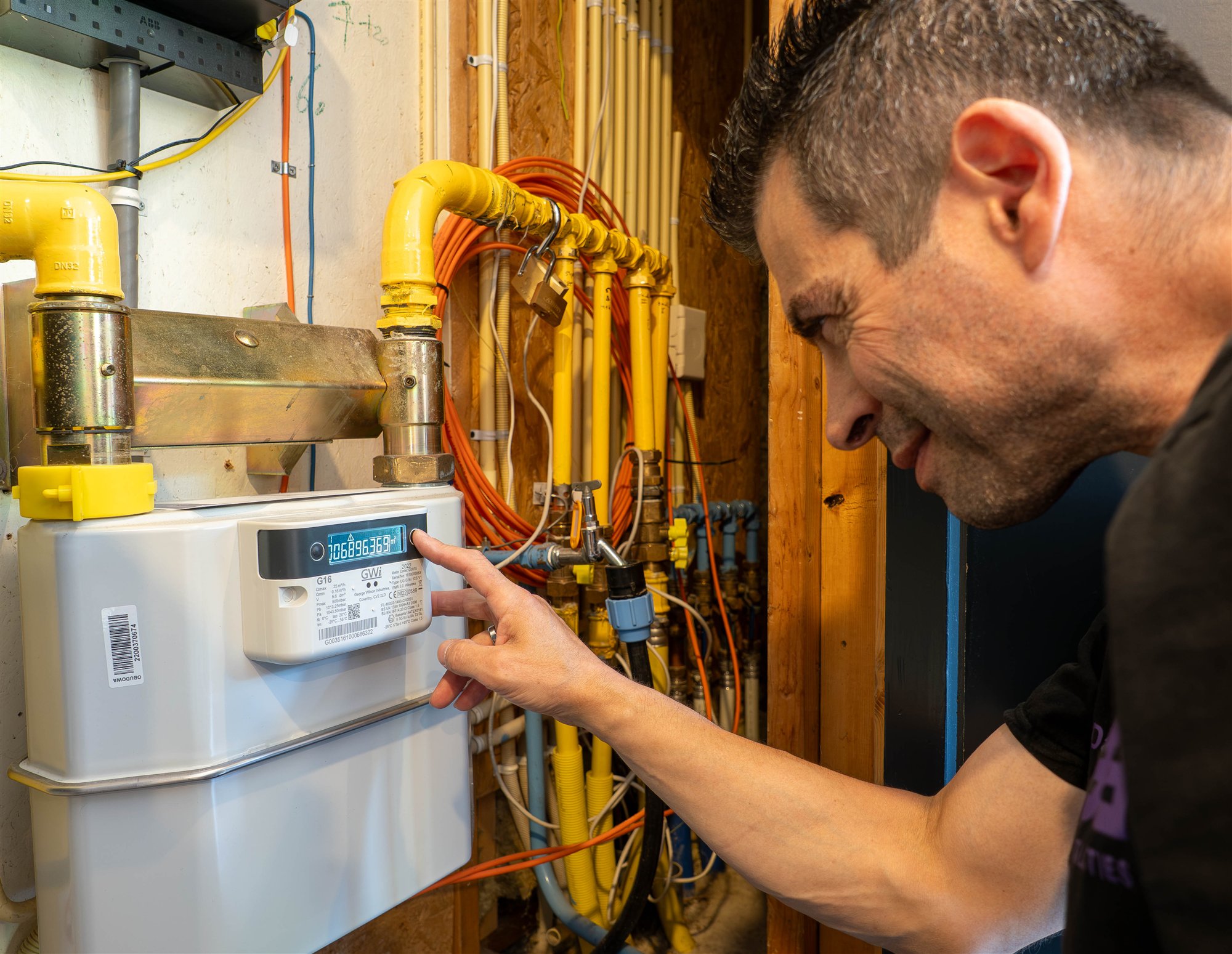 Dani&euml;l controleert een gasmeter