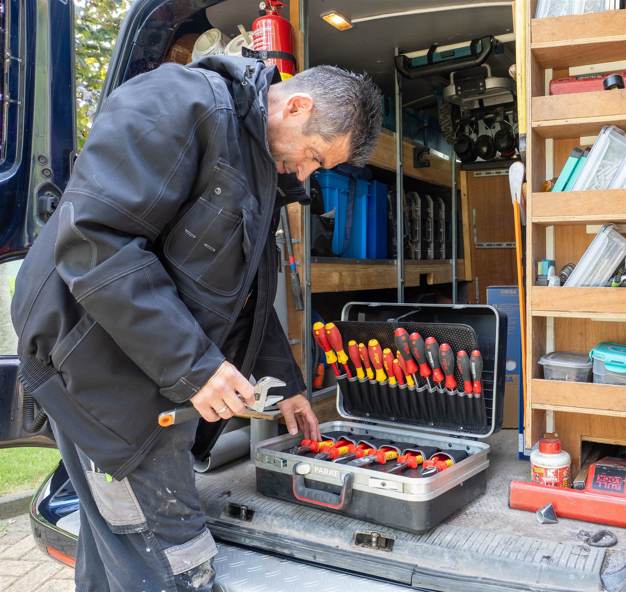 Dani&euml;l pakt gereedschap uit de servicebus
