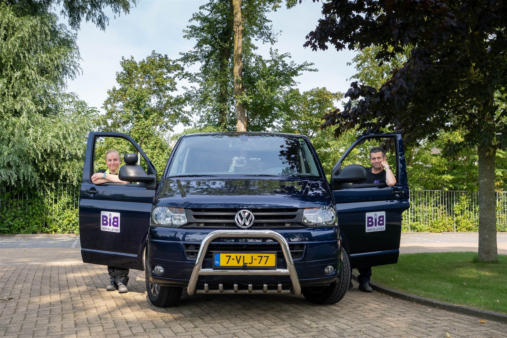 Dani&euml;l en Marjolein bij de bedrijfswagen van BIB Installaties