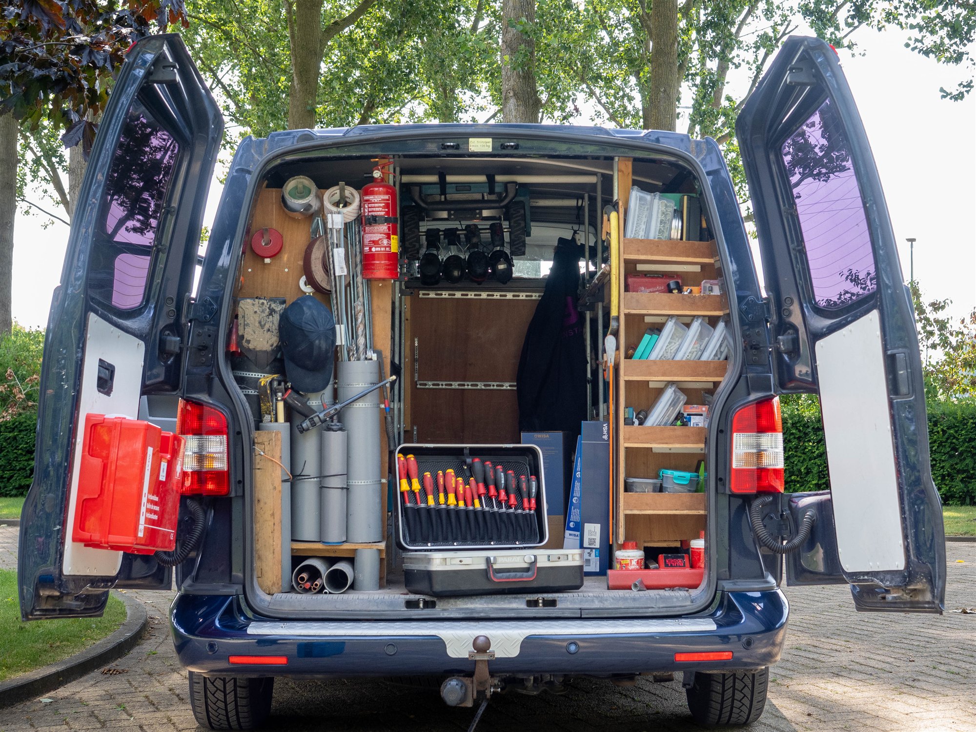 Geordende servicebus van BIB Installaties met gereedschap